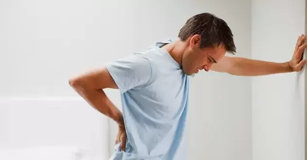 Durerea în zona lombosacrală la un bărbat este un semn al prostatitei cronice